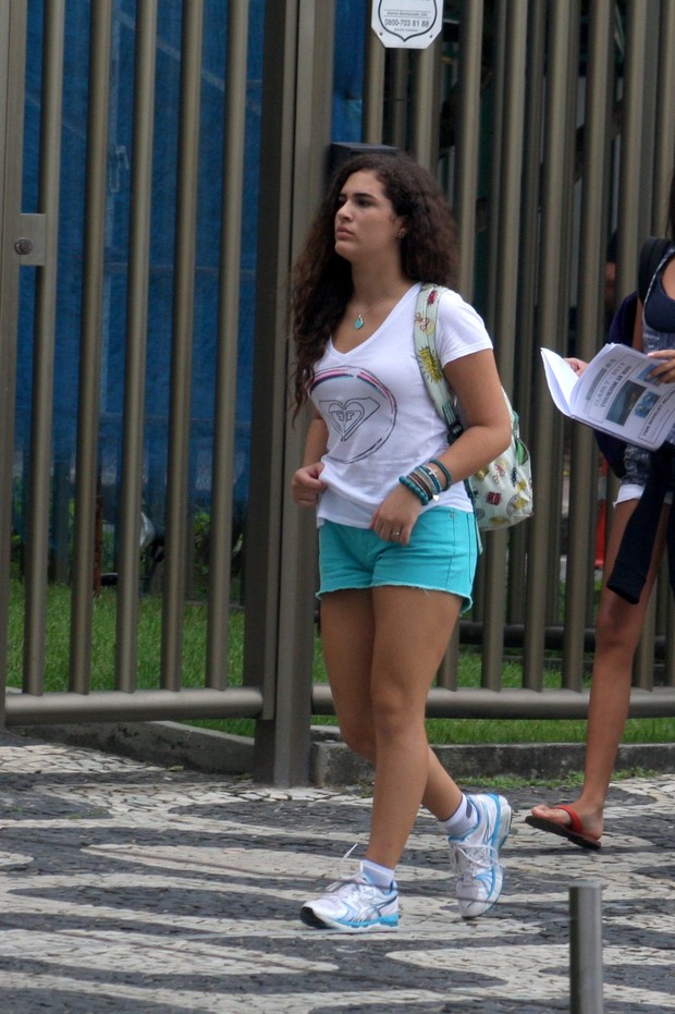 Lívian Aragão com amigos no Leblon (Foto: JC Pereira / Foto Rio News)