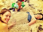 Rafaella Justus brinca na areia em praia nas Bahamas 