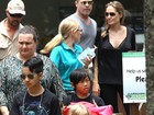 Angelina Jolie e Brad Pitt levam filhos para passear em parque na Austrália