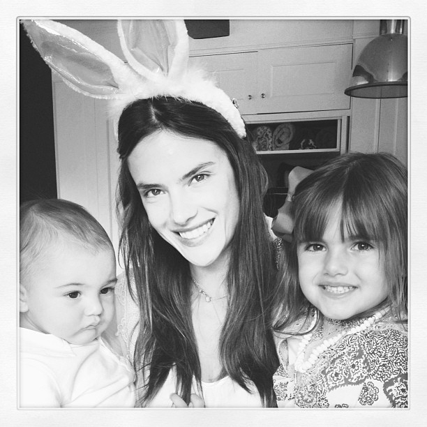 Alessandra Ambrósio com os filhos Noah e Anja (Foto: Instagram/ Reprodução)