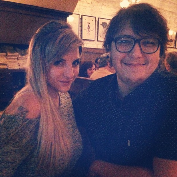 Ex-BBB Clara com Alexandre, filho de Chorão, em restaurante em São Paulo (Foto: Instagram/ Reprodução)
