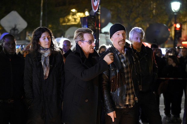 Bono homenageia vítimas dos atentados em Paris (Foto: FRANCK FIFE / AFP)