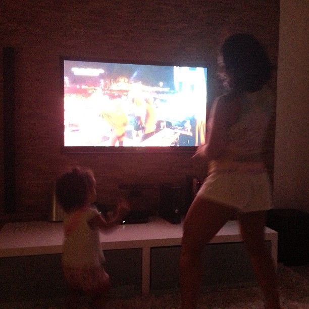 Scheila Carvalho dança com Giulia ao som de Claudia Leitte (Foto: Reprodução/ Instagram)