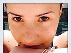 Demi Lovato faz ‘selfie’ sem maquiagem e exibe sardas