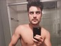 Guilherme Leicam posa sem camisa para selfie
