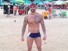 Ex-BBB Rodrigo curte praia no Recife e mostra abdômen sarado