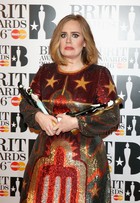 Adele usa look com brilho que não favorece seu corpo no palco do BRIT 