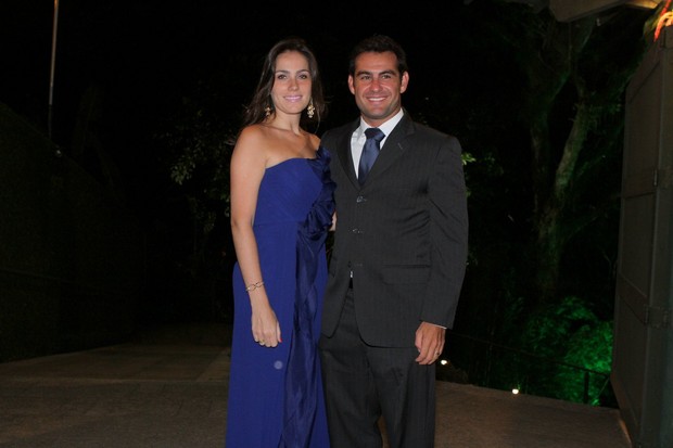 Thierry Figueira e a mulher no casamento de Renata Dominguez (Foto: Thyago Andrade / Foto Rio News)