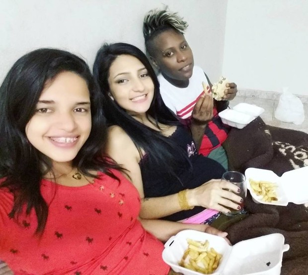 Pepê, a mulher, Thalyta Santos, e uma amiga comendo um lanche  (Foto: Reprodução / Facebook)