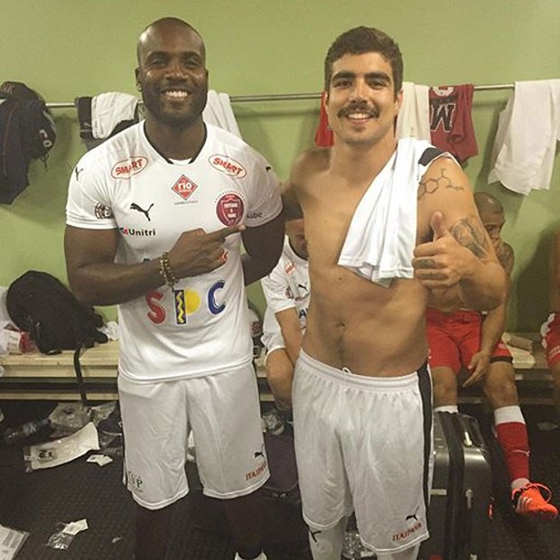 Rafael Zulu e Caio Castro em partida de futebol em Uberlândia, Minas Gerais (Foto: Instagram/ Reprodução)