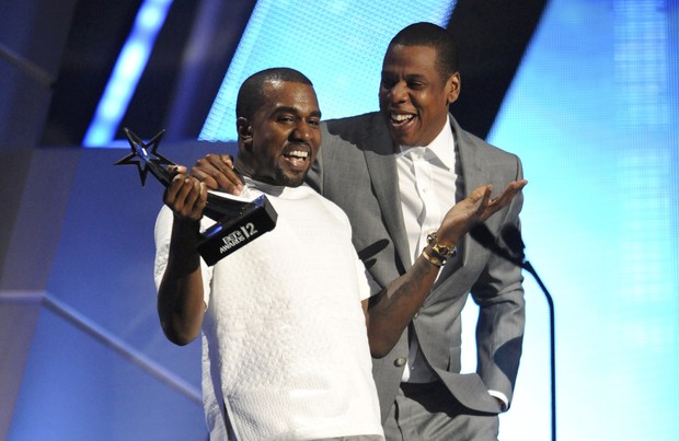 Kanye West e Jay-Z recebem o prêmio de melhor grupo no BET Awards, em Los Angeles, nos Estados Unidos (Foto: Reuters/ Agência)