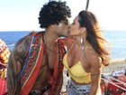 Scheila Carvalho beija o marido Tonny Salles em cima de trio na Bahia