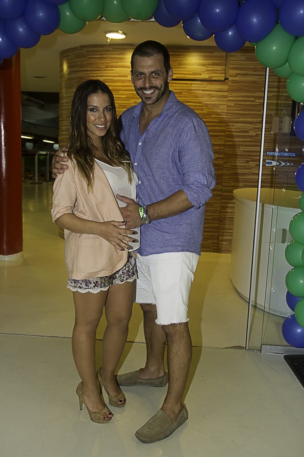 Henri Castelli e a namorada Juliana Despirito (Foto: Amauri Nehn/Foto Rio News)