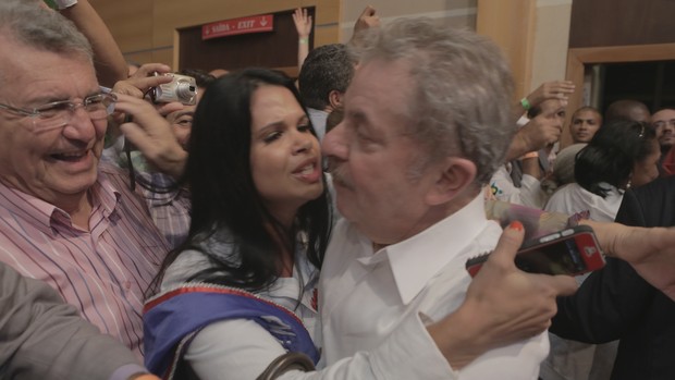 Milena Santos, vencedora da edição do Miss Bumbum USA beija Lula (Foto: Divulgação)