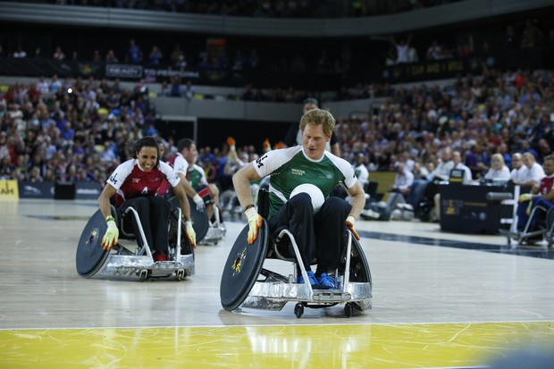 Príncipe Harry participa de jogo de rugby em cadeira de rodas nos Invictus Games (Foto: AFP)