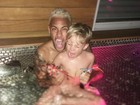 Neymar posta foto com filho, Davi Lucca, tomando banho de banheira