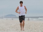 Jonatas Faro corre nas areias da praia da Barra da Tijuca, no Rio 