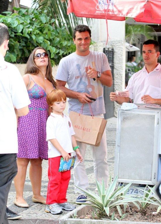 Rodrigo Lombardi almoça com família no RJ (Foto: André Freitas / AgNews)