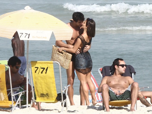 Pérola Faria na praia com o namorado (Foto: Marcos Ferreira / Foto Rio News)