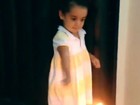 Filha de Scheila Carvalho brinca com fogos de São João
