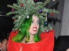 Depois de sutiã transparente, Lady Gaga usa árvore de Natal na cabeça