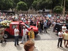 VÍDEO: Fãs aplaudem saída do corpo de Emílio Santiago da Câmara