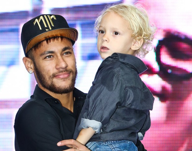 Neymar e o filho  (Foto: Manuela Scarpa e Marcos Ribas/Photo Rio News)