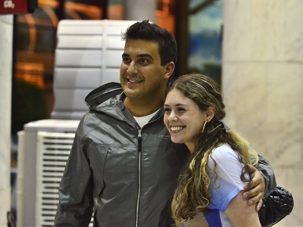 André Marques com fã em aeroporto no Rio (Foto: Willian Oda/ Ag. News)