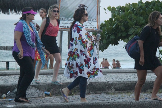 Ana Carolina cobre o corpo com a canga, na saída da praia (Foto: Gabriel Rangel/Ag. News)