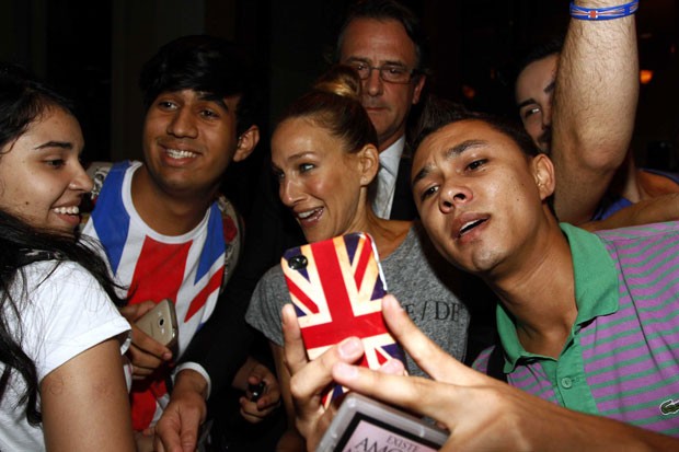 Sarah Jessica Parker com fãs em São Paulo (Foto: Paduardo/ Ag. News)