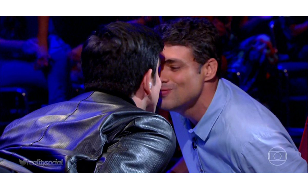 Marcelo Adnet e Cauã Reymond dando &#39;beijo de esquimós&#39; (Foto: Reprodução/Instagram)