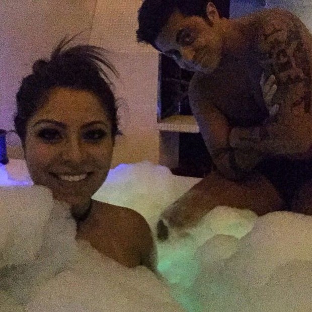 Thammy Miranda e Andressa Ferreira em banheira (Foto: Instagram/ Reprodução)