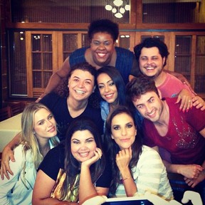 Ivete Sangalo com elenco do programa 'Vai que cola' em churrascaria no Rio (Foto: Instagram/ Reprodução)