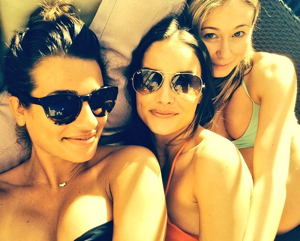 Lea Michele com amigas (Foto: Twitter / Reprodução)