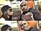 Anitta faz caras e bocas no elevador com amigo