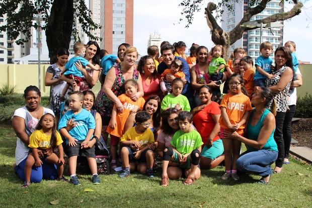 Daniel com crianças da APAE (Foto: Marcio Bertolone / Divulgação)