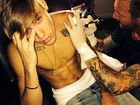 Justin Bieber mostra a cueca e o tanquinho enquanto faz nova tattoo