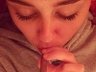 Miley Cyrus aparece fumando em foto e fã questiona: 'Por que você fuma?'