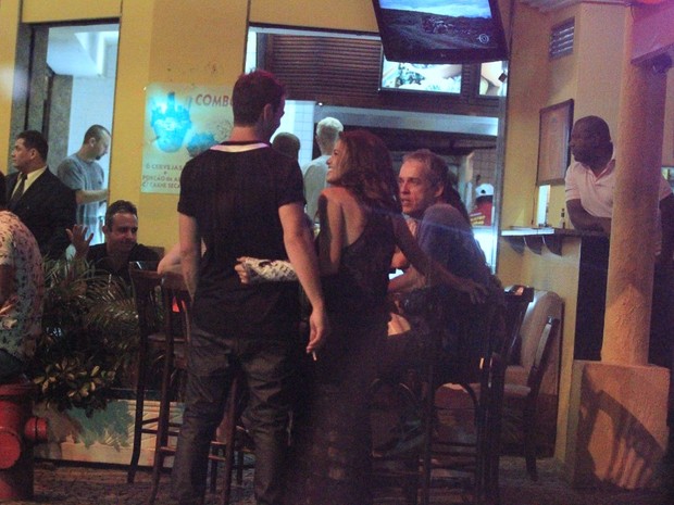 Nanda Costa com moreno e amigos em bar na Zona Sul do Rio (Foto: Delson Silva/ Ag. News)