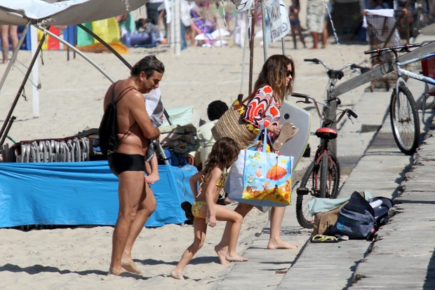 Claudia Abreu com a família na praia (Foto: Wallace Barbosa / AgNews)