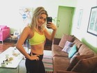 Luiza Possi mostra barriga chapada em selfie na web