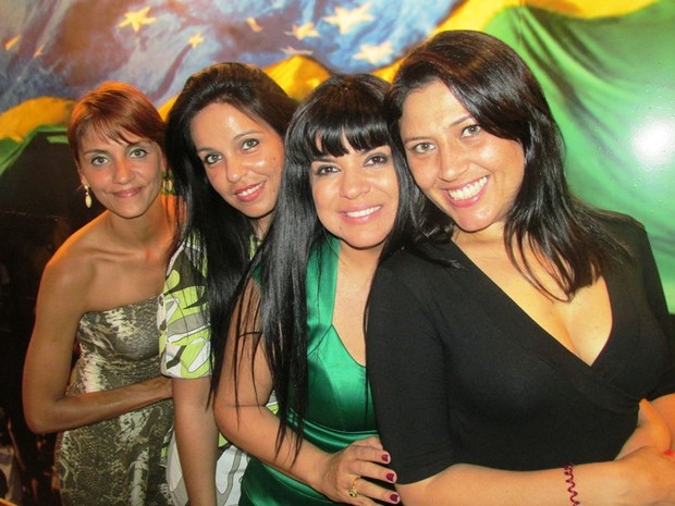 Mara Maravilha com seus ex-assistentes de palco em restaurante em São Paulo (Foto: Divulgação)