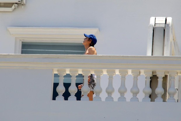 Paul Macartney e esposa na varanda do hotel (Foto: André Freitas e Gabriel Reis/AgNews)