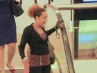 Taís Araújo exibe a barriguinha de grávida durante passeio em shopping