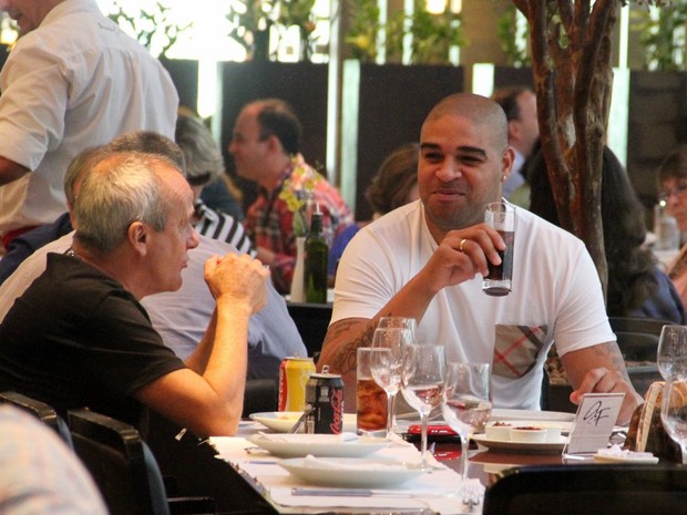 Adriano janta com amigos (Foto: Marcus Pavão / AgNews)