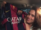 Carolina Dieckmann ganha camisa autografada de Messi