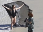 Após cirurgia, Letícia Spiller faz sessão de fotos na praia