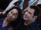 No Rio, John Travolta posa com fãs durante gravação de comercial