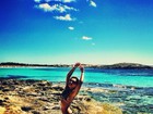 Mariana Rios se estica de biquíni em praia paradisíaca