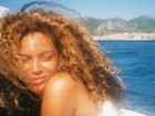 Beyoncé posta foto em que aparece de cara lavada e com cabelo natural